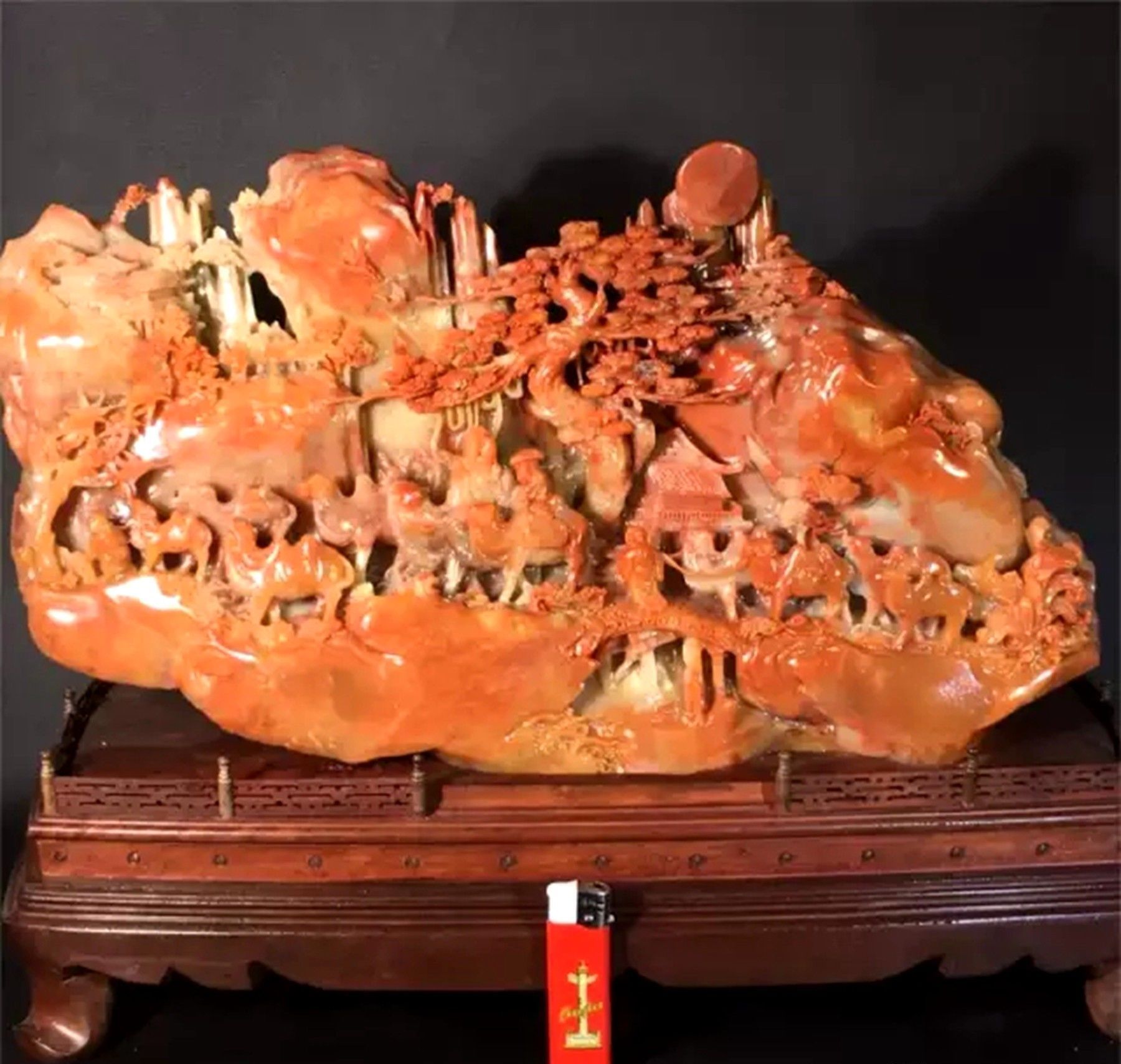 寿山石是我国的瑰宝，纯手工从内壁画出来，工艺非常精湛