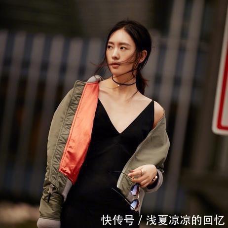 『没话说』童谣街拍好带感!穿皮裙搭卫衣,显露大长腿,身材好到没话说