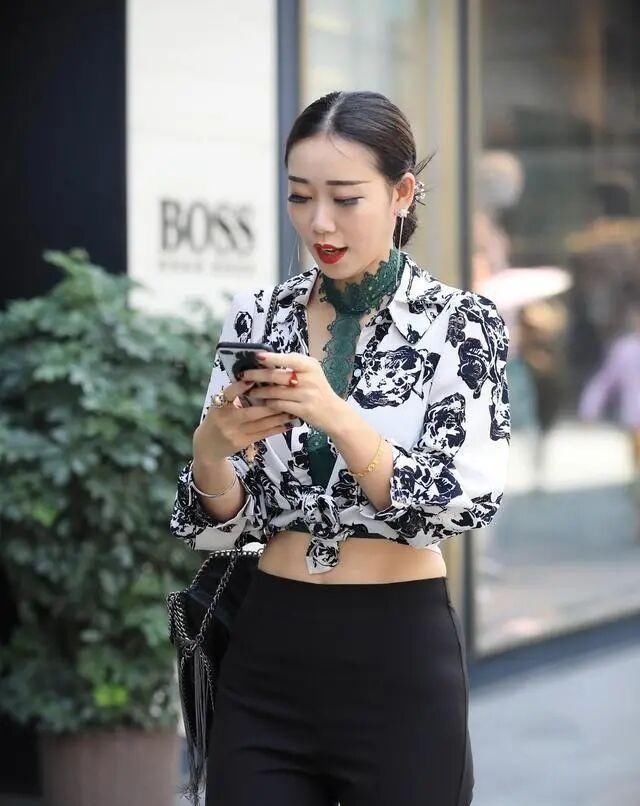 『宽松』高腰宽松的阔腿裤,修饰“大象腿”,却难掩岁月的痕迹!