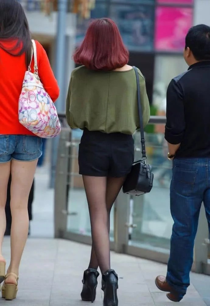 性感的小姐姐搭配黑色诱惑丝袜，干练的短发傲人的身材，让人眼前