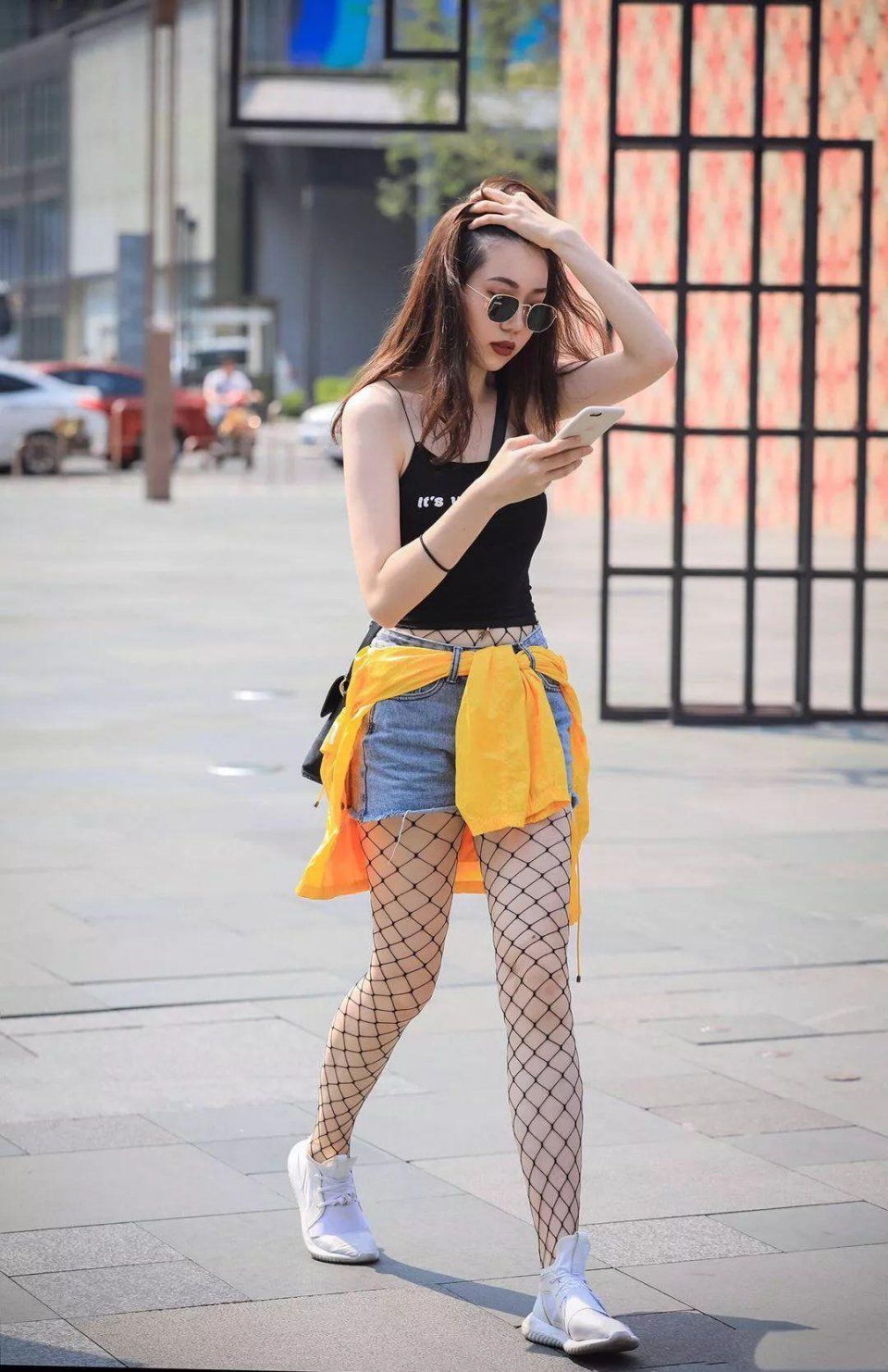 街拍:渔网袜穿出街，小姐姐很奔放