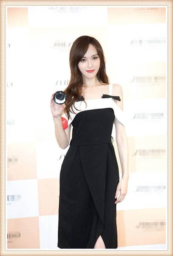 本以为穿吊带裙的唐嫣够美的了，可看见张俪才知道什么叫惊艳！