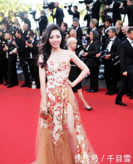 张靓颖出席活动太大胆，裙子开叉都要开到腰，下半身有亮点！