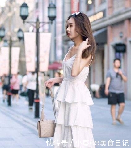  成熟■年轻美女街拍：随性穿搭的美女，成熟又知性！