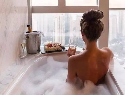 现在的女人洗澡后都不穿裤子!直接这样穿，太销魂了