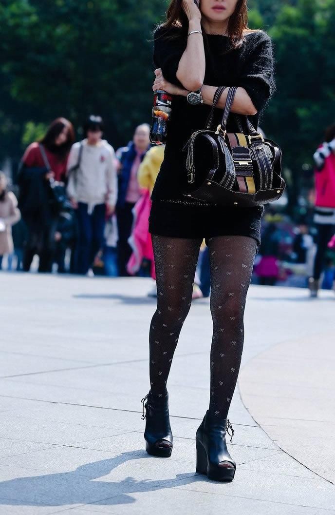 街拍:一斑点黑丝紧身裙美女，丰腴的身姿夺人眼球