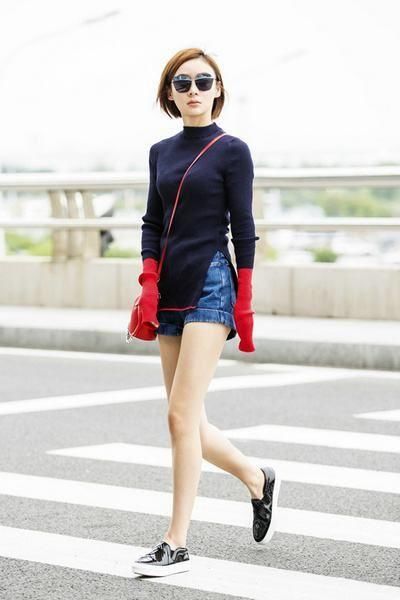 袁姗姗穿牛仔短裤大秀美腿，网友：马甲女神又回来了！