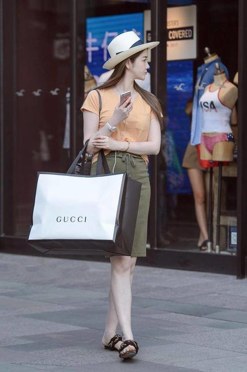 街拍，时尚小姐姐穿小黑裙，皮肤白皙，不能忽视的是她的颜值