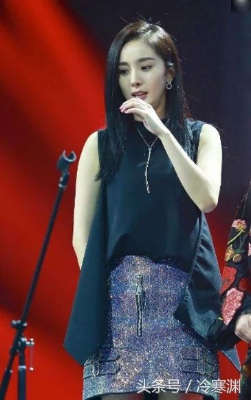 杨幂身穿亮片短裙亮相，带货女王穿衣风格，网友表示:你不懂!