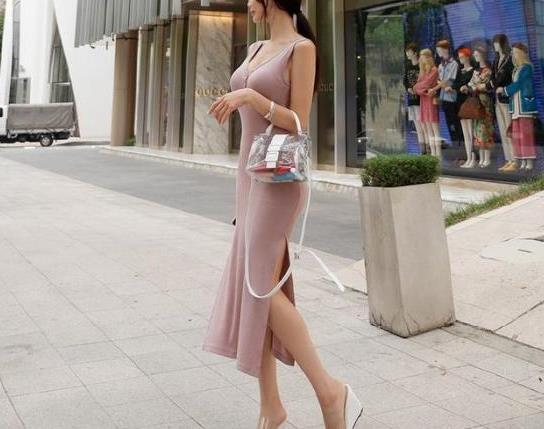 气质女神搭配合身剪裁的连衣裙，显得分外迷人！