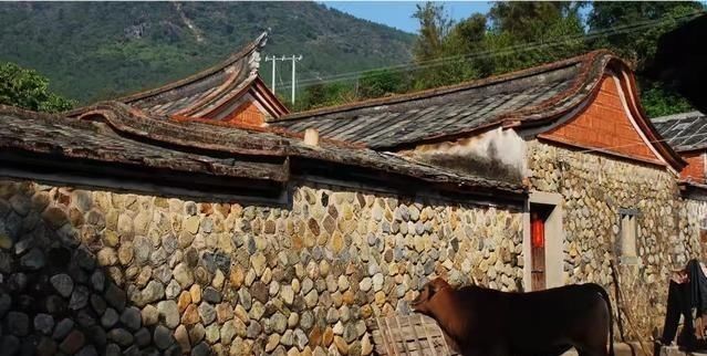  房子■03年老家农村4.5万买的房子，现原主想10万买回去，值得吗