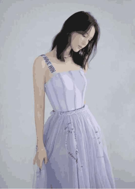 性感VS骨感,她和迪丽热巴穿吊带裙,谁的身材更好?