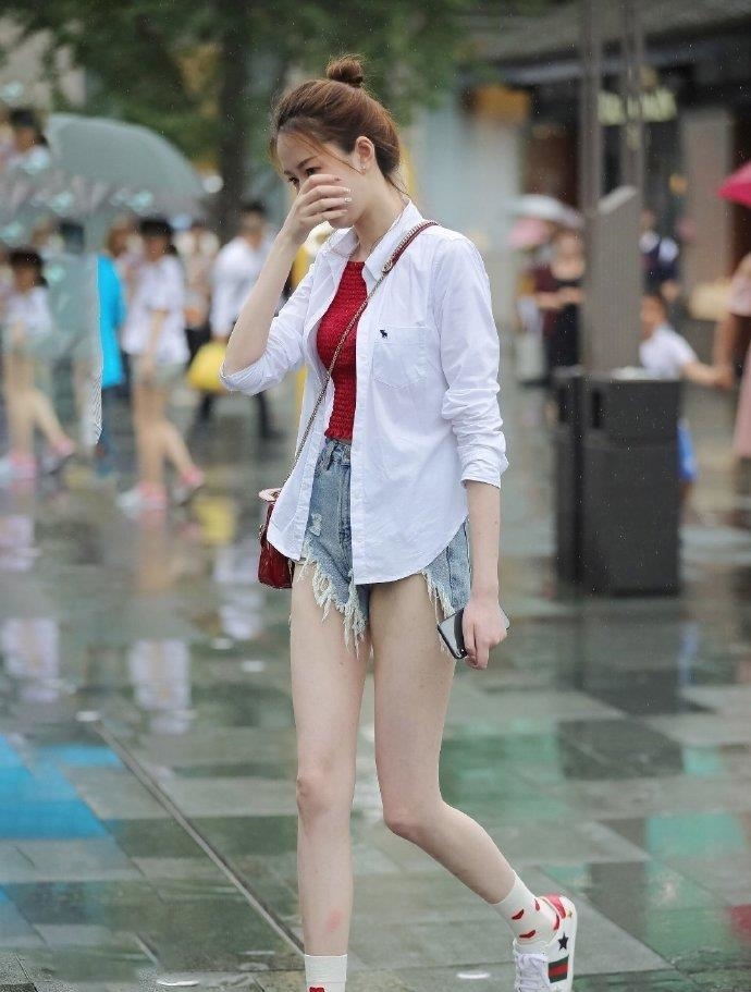 衬衣@街拍:小姐姐白色衬衣搭配牛仔短裤,满屏幕的高挑美腿!惹人爱!