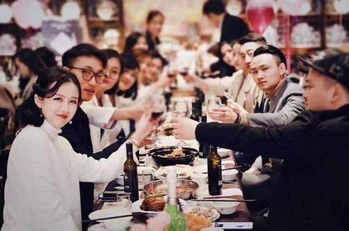  #恭维领导#和领导喝酒聊天，三句话说得越多，人际关系越差，年轻人不可不知
