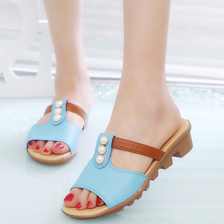 “兔头鞋”比“塔跟鞋”更时髦养脚，配裙子穿轻松拥有女神气场