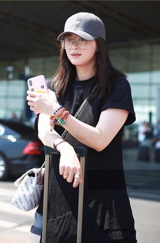 刘涛与蒋欣同穿黑色长裙同框，网友:终于知道丰腴与微胖的差距了