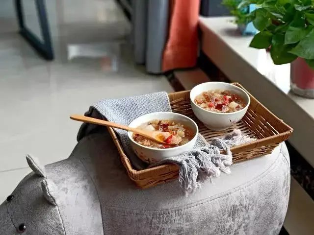  [新鲜银耳]朋友从不敷面膜，皮肤又嫩又白，原来天天1碗“四物汤”，简单