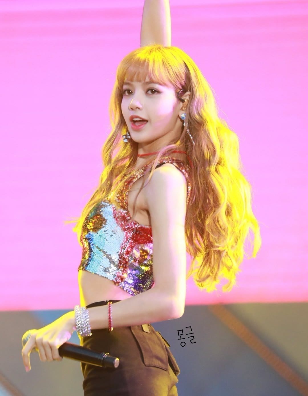 #美腿#35图:Lisa的神仙身材,让羡慕的蜂腰美腿,性感完美的比例