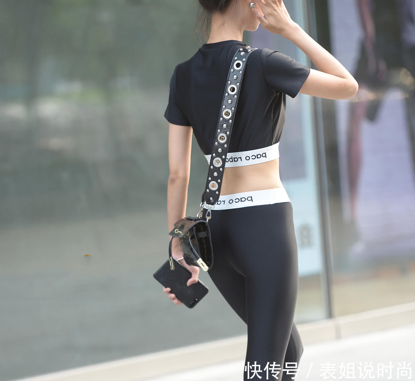 气质小姐姐一袭黑色紧身装秀出纤细身材，拿手遮脸的方式十分娇羞