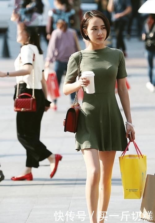【美女】短发针织连衣裙的美女,看起来温柔贤惠,美丽大方