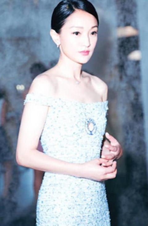 周迅豁出去了,前面挖空的地方让人脸红,网友:高圣远不介意吗?