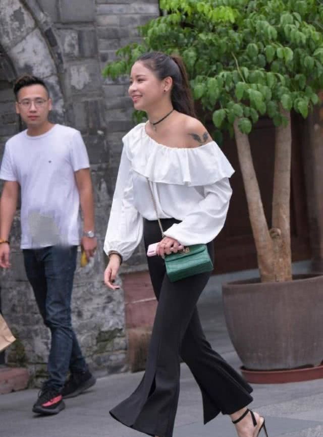 『搭配』简约的风格显十足的优雅风,更加衬托美女靓丽的好身姿