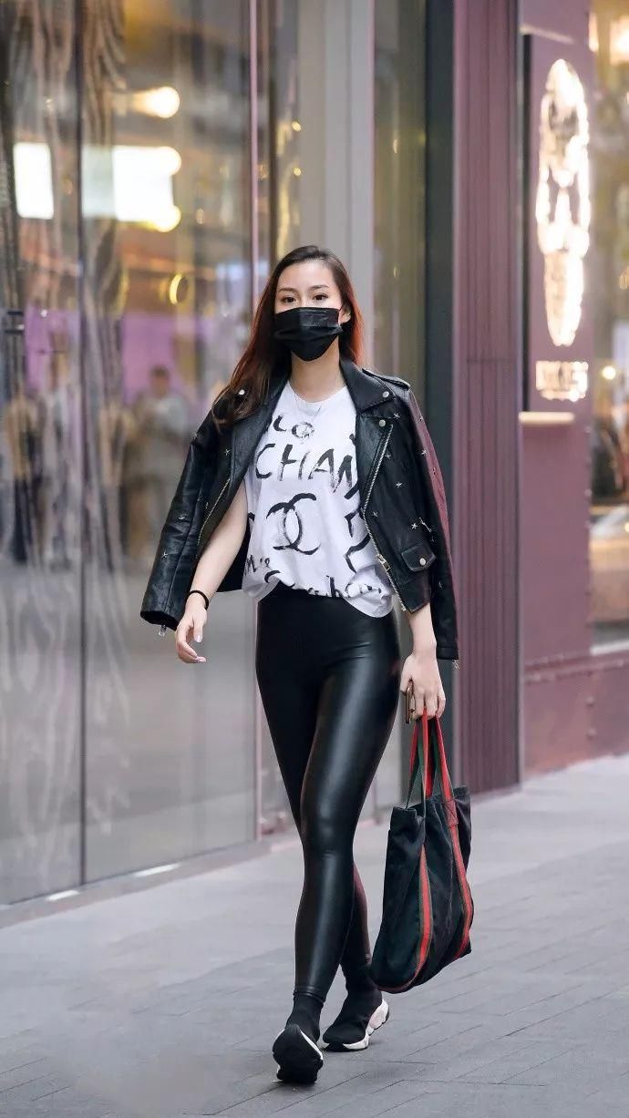 街拍:很久没见紧身皮裤了，依然那么陶醉!