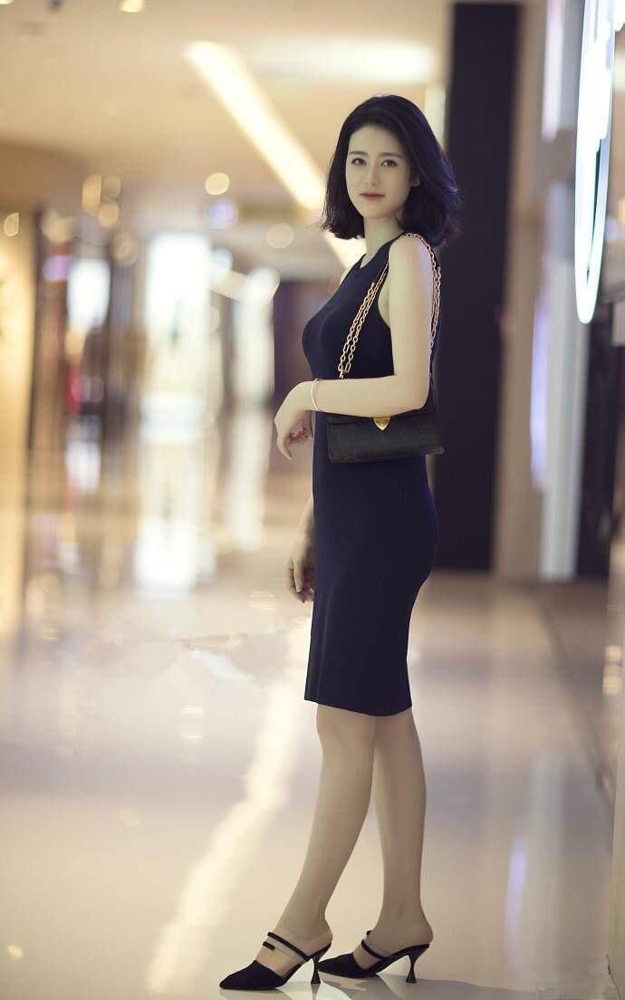 武汉街拍 夏天是外表火辣，内在性感的季节，又到了这种露肉的年