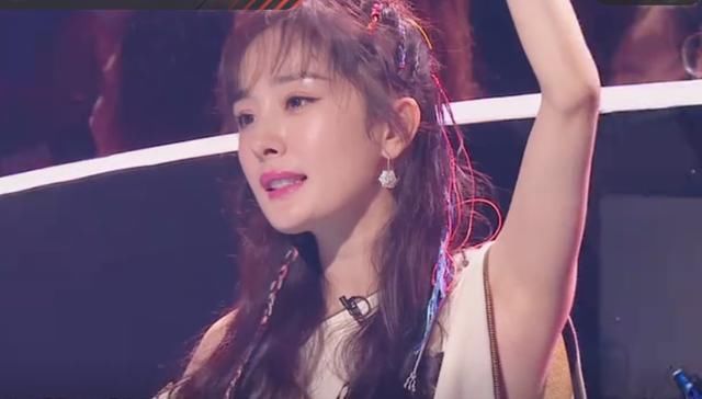 空气刘海真的有毒，杨幂瞬间辣妈变少女