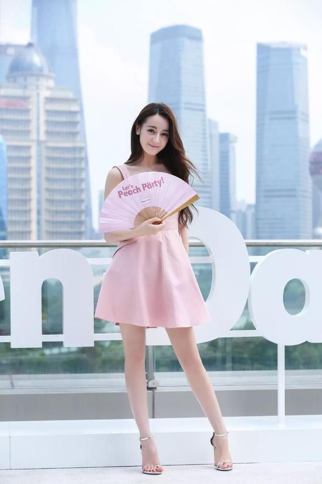 热巴长腿穿宽肩带短裙不给人活路,全智贤大佬的衬衫不好惹!