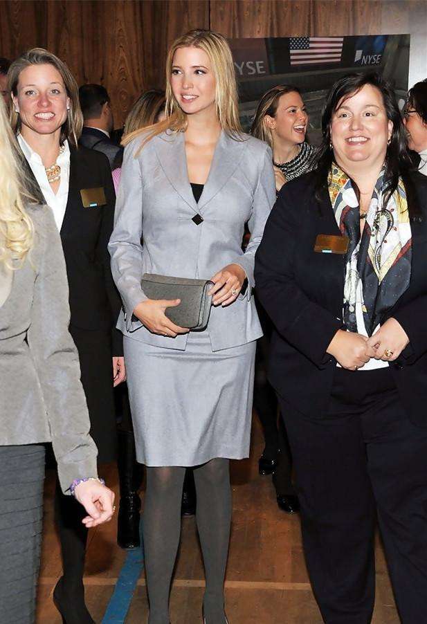 37岁的伊万卡: 职业装配丝袜, 最后一张坐在钢琴前姿势很霸气!