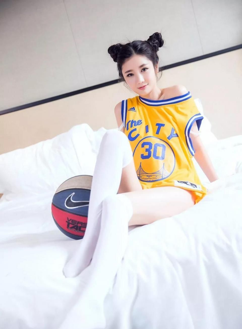 人像摄影：小姐姐玩起球来萌萌哒