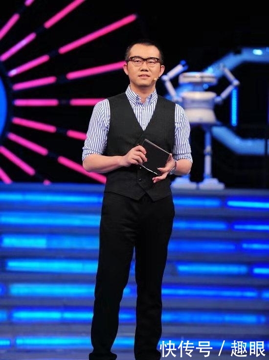  『亲自』涂磊在家憋成造型师，穿条纹毛衣亲自给女儿扎小辫，女儿软萌可爱