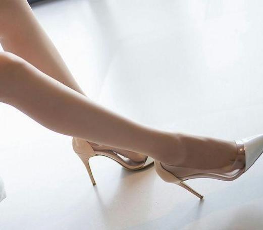 一双尖头细跟款的高跟鞋，特别显公主气息，穿上能尽显优雅女神范