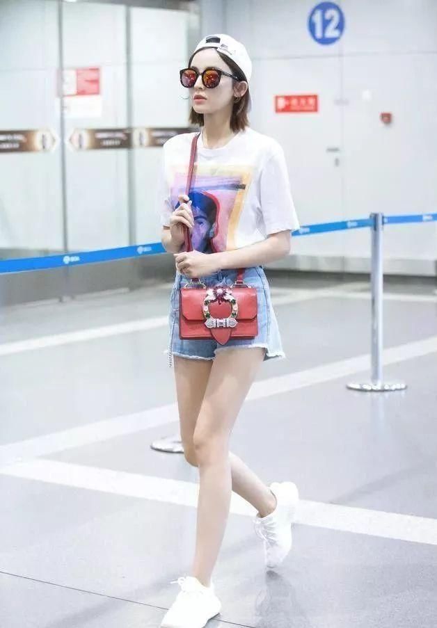 古力娜扎真是把露肩上衣穿出了新高度，网友：脖子捂出汗了吧！