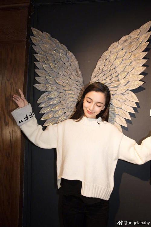 Angelababy晒伦敦之行美照，淡雅的妆容，清新的气质美极了