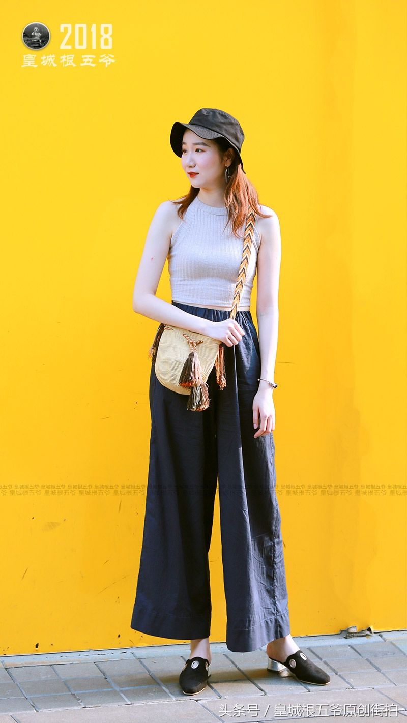 街拍:阔腿裤怎么穿都时髦，它还是今夏最经典的潮流服饰