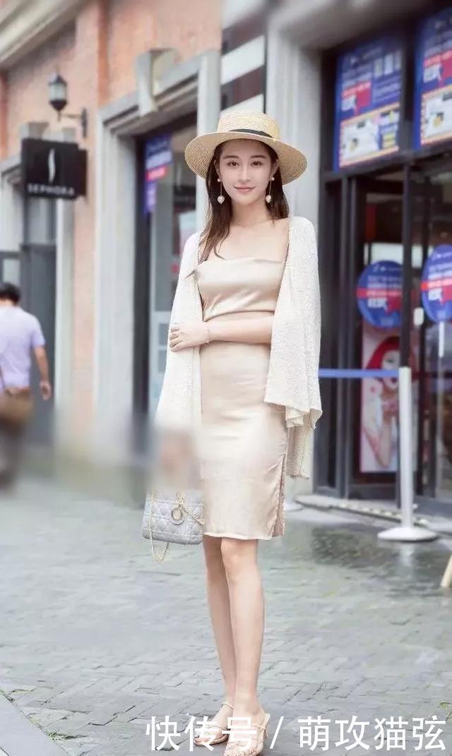  「身上穿着一」美女搭配一双尖头高跟鞋，展示出优雅的小腿部分，让她显高又显瘦