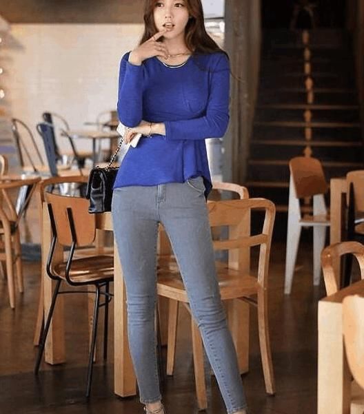  时髦|穿搭时髦的牛仔裤美女，潮流感十足，很有吸引力！