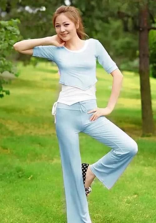 看外穿打底裤，如何塑造甜美可人的小女生形象