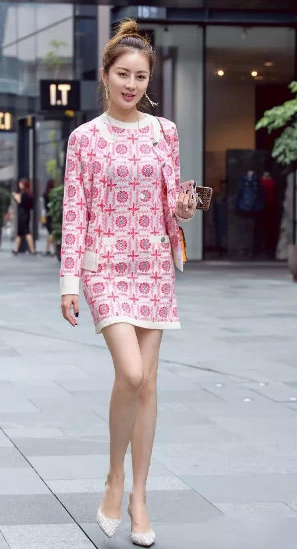 气质小姐姐下身消失笑起来很羞涩,筷子腿赚足眼球,因为多看了一