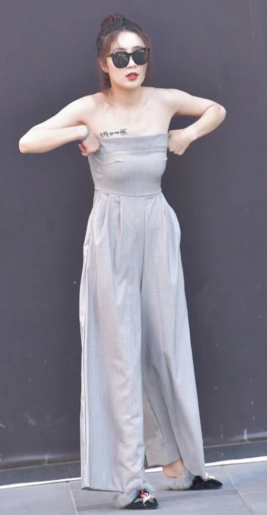 婴儿肥小姐姐束胸连衣裙勒的喘不过气,肥而不腻,回眸一笑迷倒一