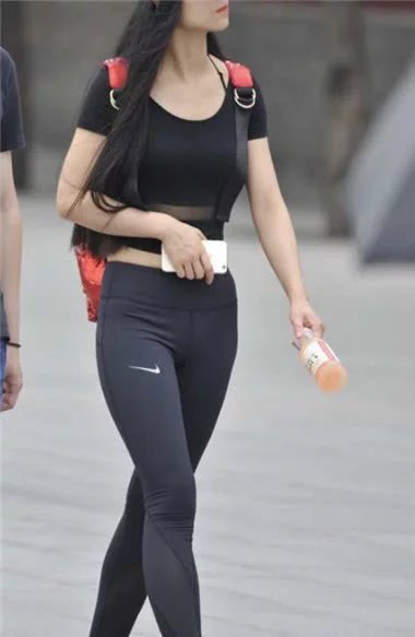 运动小姐姐风景区展现曲线身材，三角形非常的好看