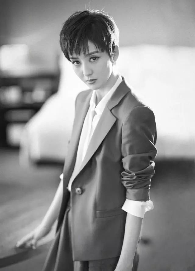 佟丽娅短发接长发不像本人，网友:短发好看，长发有点网红脸