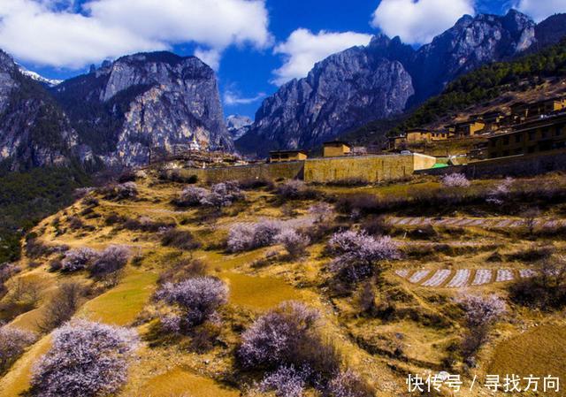 位于秘境之中,巴拉格宗显得十分奇特,如仙境一般