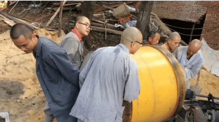 30名研究生放弃百万年薪，集体去云海寺出家当和尚，家长痛心疾首