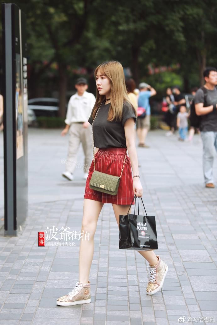 街拍:文静甜美的小姐姐，心中的小鹿撞个不停，多少人又恋爱了呢