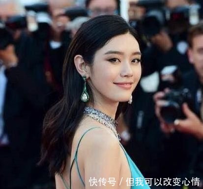 奚梦瑶出席活动穿孔雀蓝丝质长裙,网友:天生丽质的她简直美极了