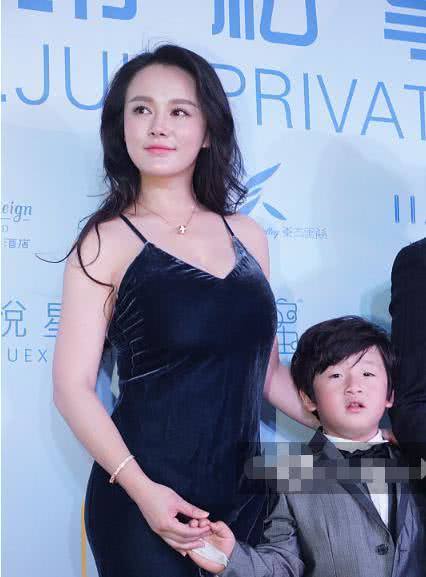 冉莹颖胆子真大，一根细带支撑着全身，网友：邹市明好福气！