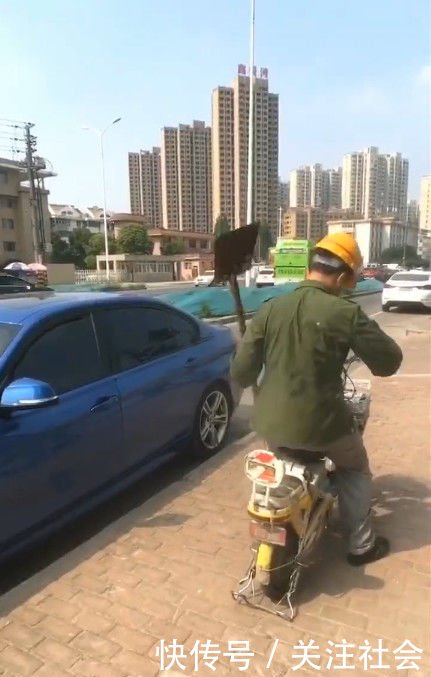 农民工来手机店被女孩瞧不起，接下来农民工的做法让人竖起大拇指